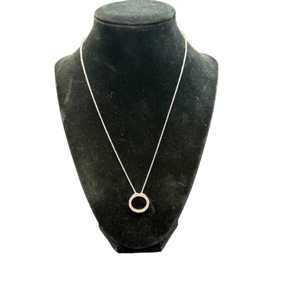 Avon pink circle  Silvertone  Necklace with Circular Pendant NIB vintage 2006 - Picture 1 of 7